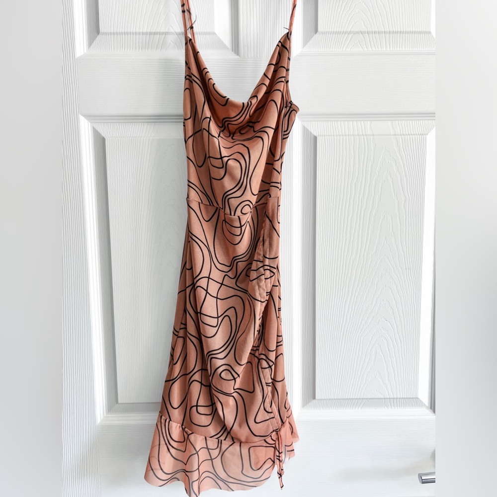 (PrettyLittleThing) Nude Abstract Dress